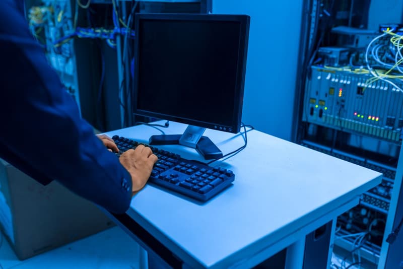 Tecnico al lavoro su una postazione in una sala server