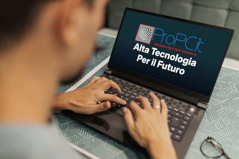 Persona al lavoro su un computer portatile durante una sessione di assistenza informatica