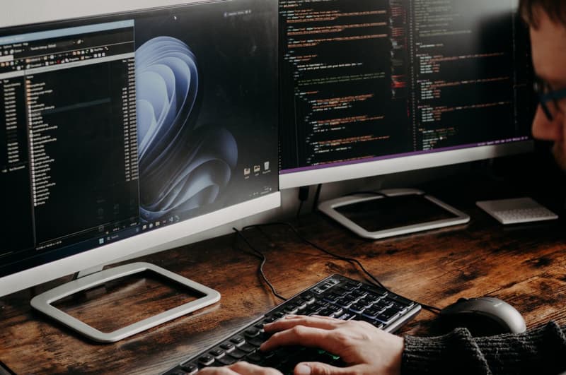 Fotografia di una postazione di lavoro con due monitor, durante una sessione di assistenza o sviluppo