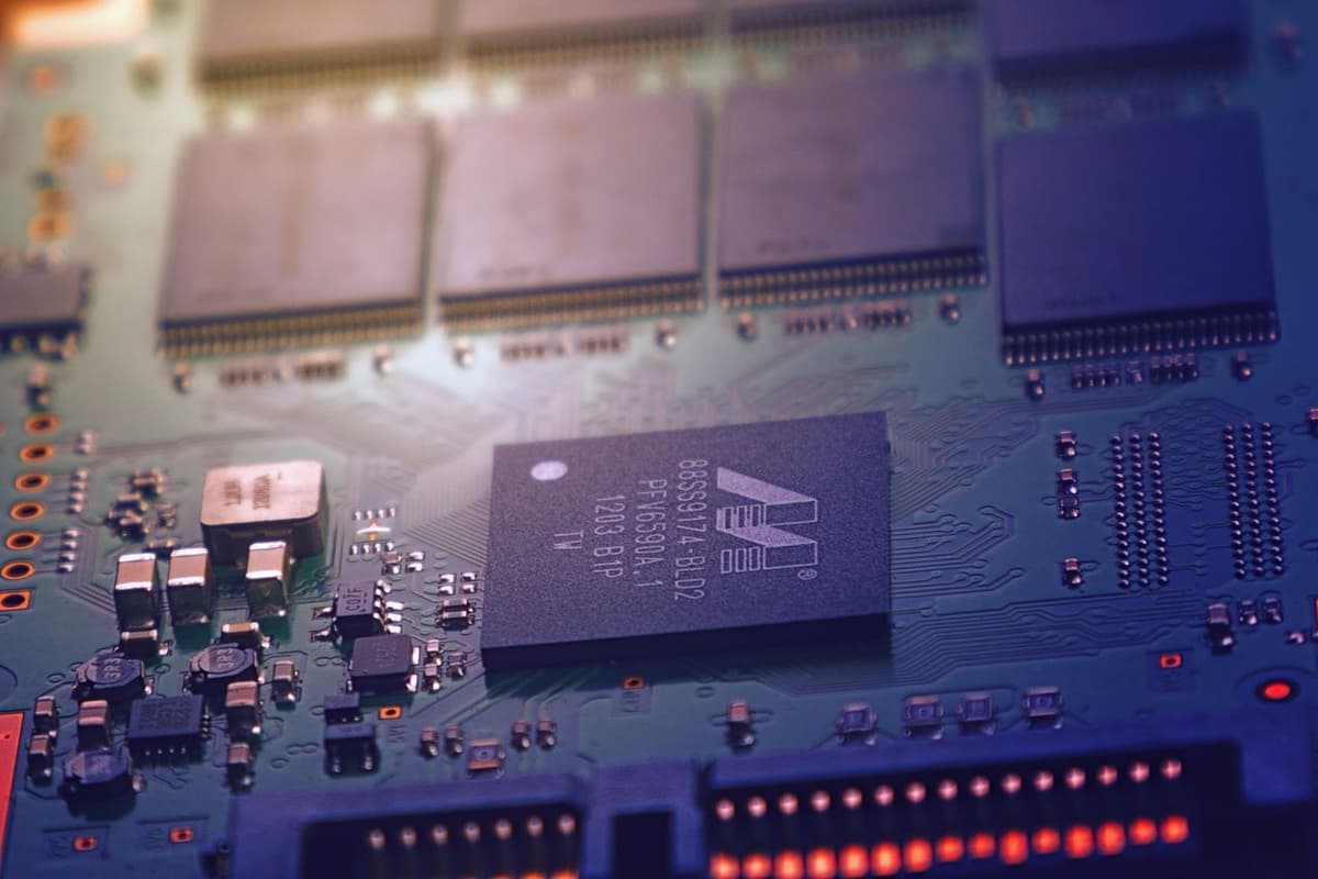 Primo piano astratto di un componente elettronico su circuito stampato