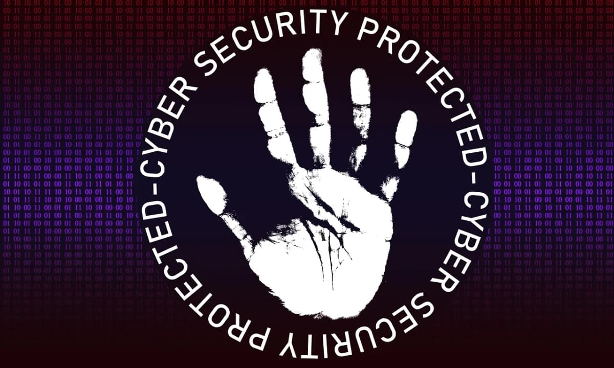 Emblema circolare con un'impronta di mano bianca e la scritta CYBER SECURITY PROTECTED su sfondo di codice binario