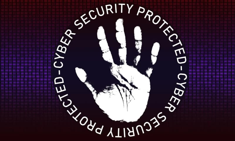 Emblema circolare con un'impronta di mano bianca e la scritta CYBER SECURITY PROTECTED su sfondo di codice binario