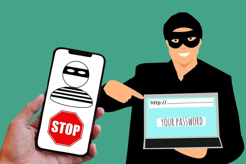 Illustrazione di uno smartphone che mostra un'icona di allarme per un ladro, accanto a un truffatore mascherato che indica una finestra con la scritta YOUR PASSWORD