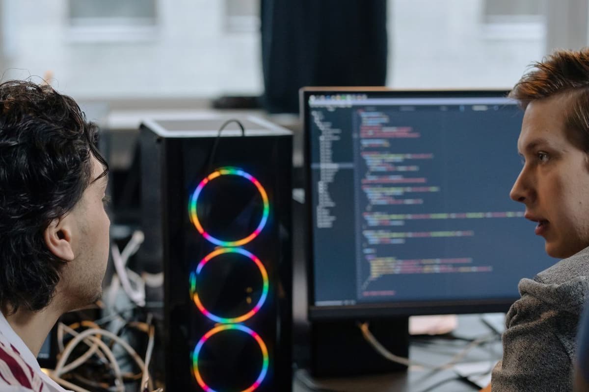 Due sviluppatori analizzano del codice su un monitor
