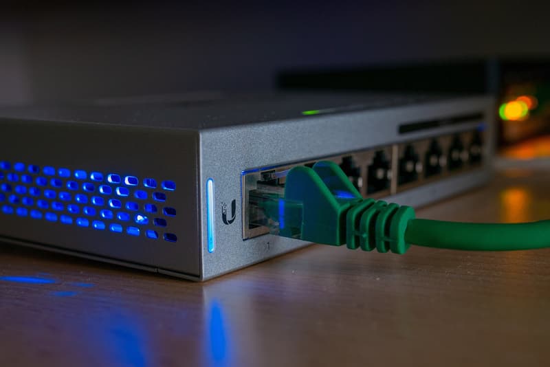Fotografia di uno switch di rete con un cavo Ethernet collegato