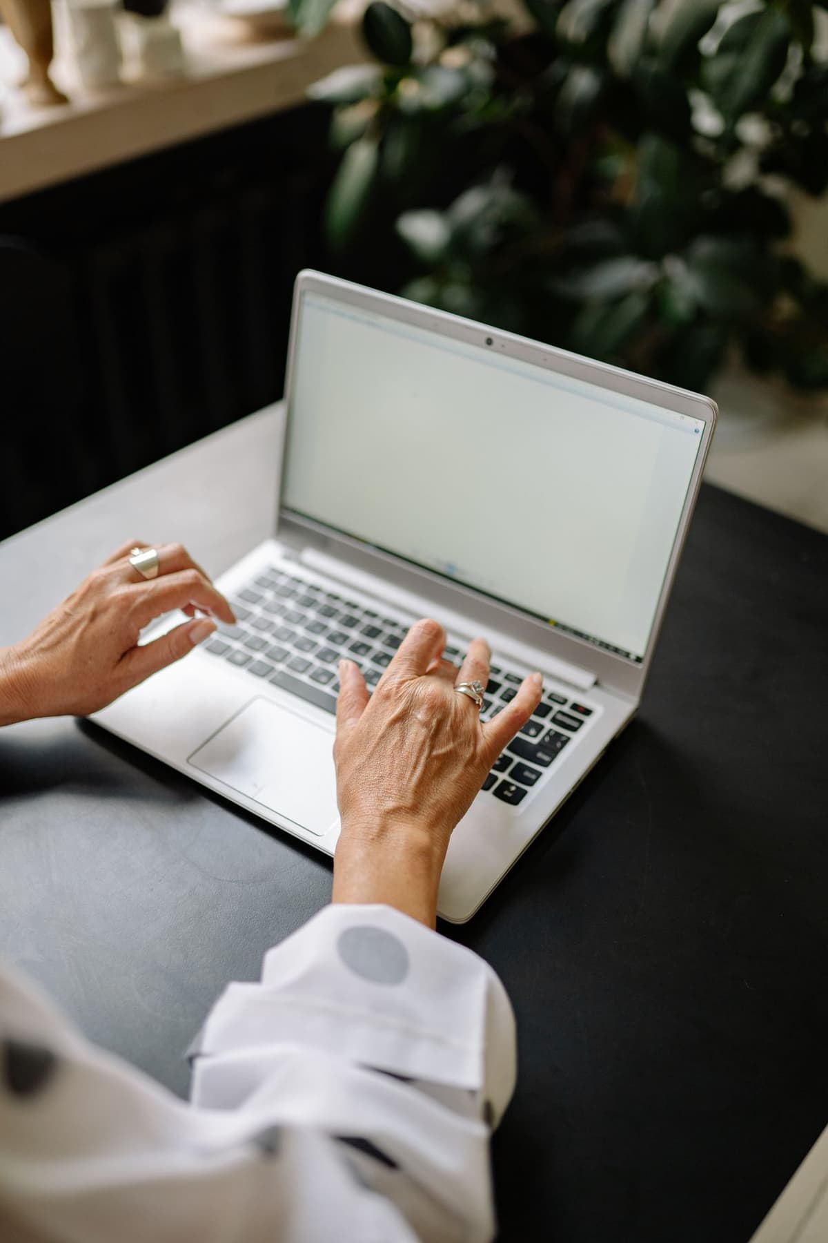Mani che digitano su un computer portatile con schermo vuoto
